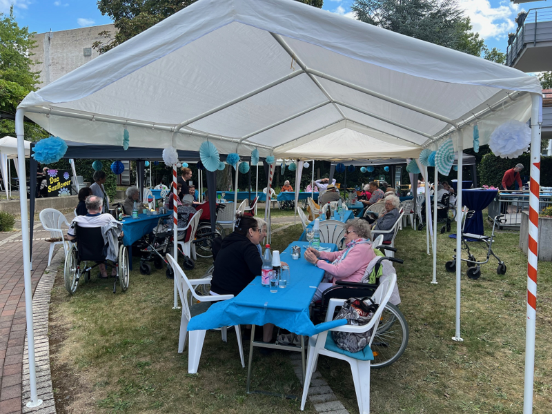 Gäste auf dem Sommerfest des Elisabeth-Maas-Hauses