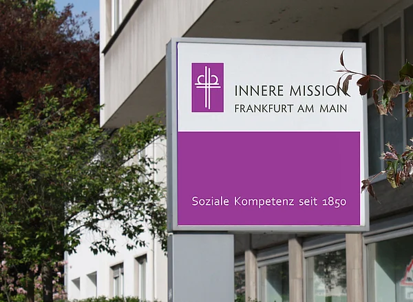 Eingangsschild der Inneren Mission Frankfurt am Main mit dem Slogan 'soziale Kompetenz seit 1850'