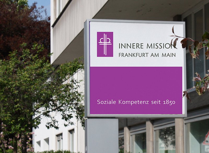 Eingangsschild der Inneren Mission Frankfurt am Main mit dem Slogan 'soziale Kompetenz seit 1850'