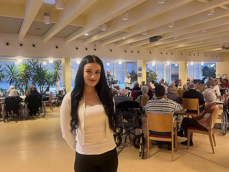 Johanna Csacsko in der Cafeteria des Hufeland-Hauses