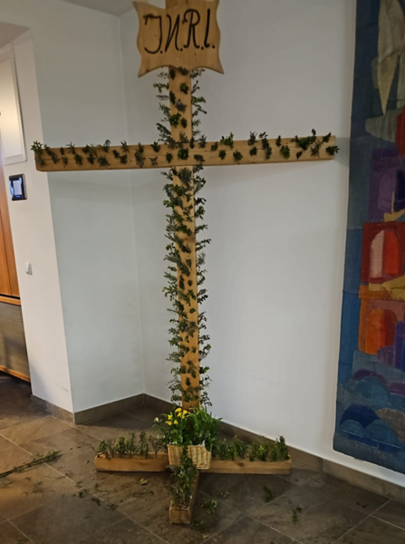 Das geschmückte Kreuz Jesu