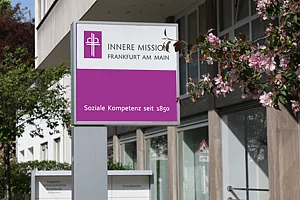 Eingangsschild der Inneren Mission Frankfurt am Main mit dem Slogan 'soziale Kompetenz seit 1850'