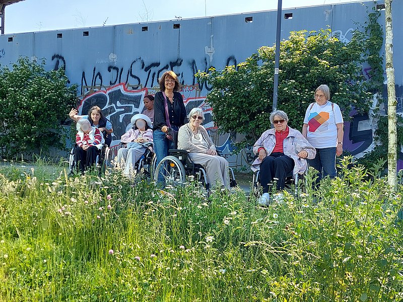 An der schönen Blumenwiese rasten wir kurz.