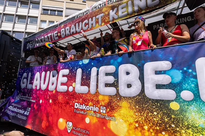 Der Truck der evangelisch-diakonischen Community auf dem CSD Frankfurt 2026