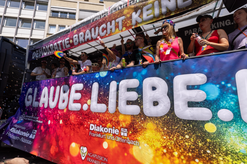 Der Truck der evangelisch-diakonischen Community auf dem CSD Frankfurt 2026