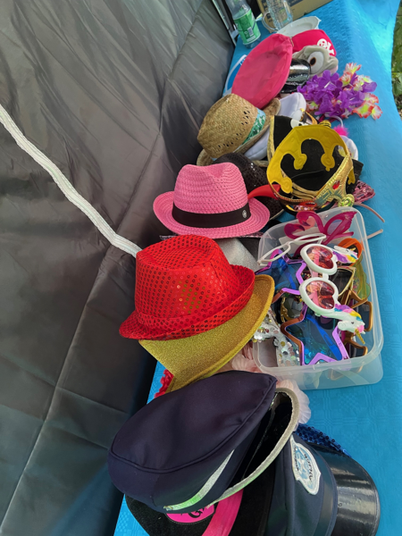 Mit lustigen Hüten und sonstigen Accessoires konnte man sich für die Fotobox verkleiden