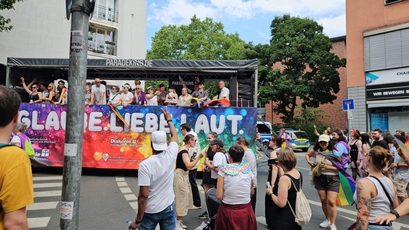 Der kunterbunte CSD-Truck 2025 mit feiernden Menschen