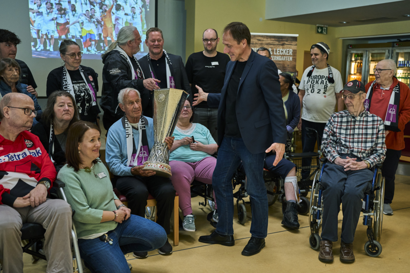 Dieter Stinka (sitzend mit Pokal) und Matthias Thoma (vorne stehend) mit Mitgliedern des EFC Hufeland-Haus