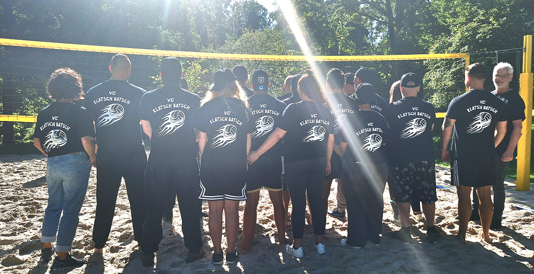 Das Team der Übergangseinrichtung Mühlheim hat extra Shirts anfertigen lassen.
